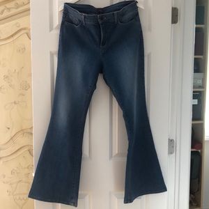 Flattering high rise jeans with stretch